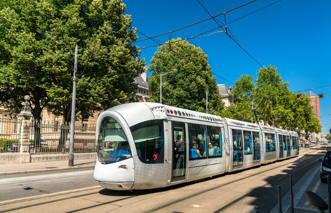 Les investisseurs lyonnais pourront désormais bénéficier d'un avantage supplémentaire en valorisant l'emplacement de leur appartement neuf loi PINEL à Lyon 7ème au près de leurs locataires PINEL grâce à l'application Google Maps qui constitue dépuis le printemps 2021 un véritable outil pour se déplacer de manière optimale avec les transports en commun lyonnais, comme par exemple le tramway T6.